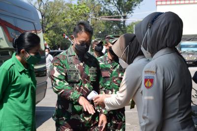Kepala Staf TNI Angkatan Darat Jenderal TNI Andika Perkasa meninjau pelaksanaan vaksinasi di RS Bakti Wira Tamtama Semarang, Jawa Tengah, Kamis (29/7/2021).