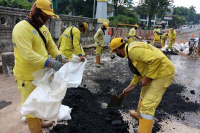 Pekerja Suku Dinas Bina Marga Jakarta Pusat mengaspal jembatan flyover HOS Cokroaminoto yang ambles di Jakarta, Kamis (29/7/2021).