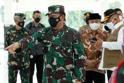Panglima TNI Marsekal TNI Hadi Tjahjanto meninjau kesiapan tenaga tracer di Kabupaten Sleman, Daerah Istimewa Yogyakarta, Rabu (28/7/2021).