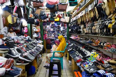 Pedagang menunggu pembeli di Pasar Palmerah, Jakarta Barat, Kamis (29/7/2021).