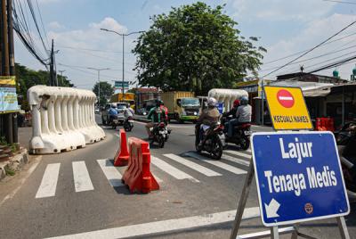Suasana pos penyekatan sepi tanpa penjagaan petugas di Jalan Raya Bogor, Jakarta Timur, Kamis (29/7/2021).