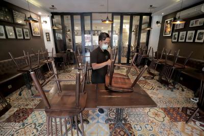 Pekerja menata kursi di salah satu restoran di Jakarta, Kamis (29/7/2021).