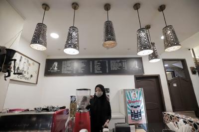 Pekerja menata kursi di salah satu restoran di Jakarta, Kamis (29/7/2021).