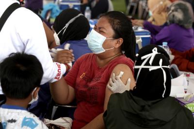 Serbuan Vaksinasi Covid-19 bagi masyarakat Surabaya, di Lapangan Thor Gelora Pancasila Surabaya, Jawa Timur, Kamis (29/7/2021).