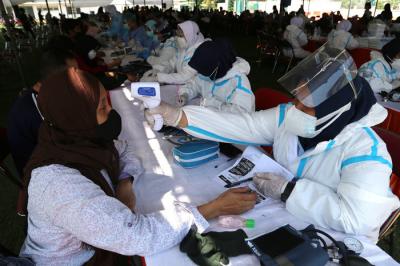 Serbuan Vaksinasi Covid-19 bagi masyarakat Surabaya, di Lapangan Thor Gelora Pancasila Surabaya, Jawa Timur, Kamis (29/7/2021).