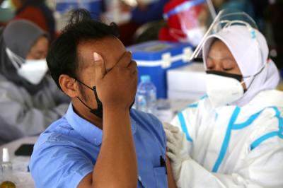 Serbuan Vaksinasi Covid-19 bagi masyarakat Surabaya, di Lapangan Thor Gelora Pancasila Surabaya, Jawa Timur, Kamis (29/7/2021).