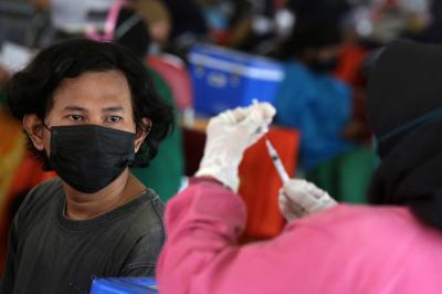 Serbuan Vaksinasi Covid-19 bagi masyarakat Surabaya, di Lapangan Thor Gelora Pancasila Surabaya, Jawa Timur, Kamis (29/7/2021).