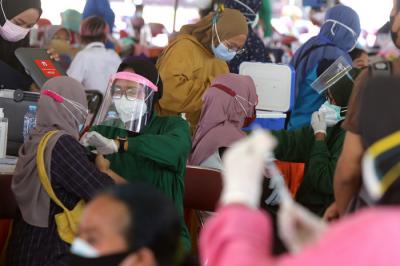 Serbuan Vaksinasi Covid-19 bagi masyarakat Surabaya, di Lapangan Thor Gelora Pancasila Surabaya, Jawa Timur, Kamis (29/7/2021).