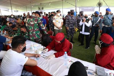 Serbuan Vaksinasi Covid-19 bagi masyarakat Surabaya, di Lapangan Thor Gelora Pancasila Surabaya, Jawa Timur, Kamis (29/7/2021).