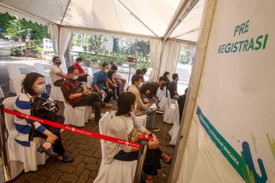 Warga mengikuti vaksinasi Covid-19 dosis dua di Gedung High End, MNC Center, Kebon Sirih, Jakarta Pusat, Kamis (29/7/2021).