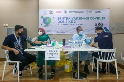 Warga mengikuti vaksinasi Covid-19 dosis dua di Gedung High End, MNC Center, Kebon Sirih, Jakarta Pusat, Kamis (29/7/2021).