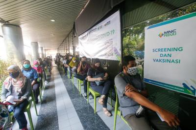 Warga mengikuti vaksinasi Covid-19 dosis dua di Gedung High End, MNC Center, Kebon Sirih, Jakarta Pusat, Kamis (29/7/2021).