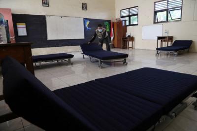 Relawan Surabaya Memanggil mempersiapkan tempat isolasi mandiri di Gedung SDN 1 Semolowaru Surabaya, Jawa Timur, Jumat (30/7/2021).