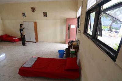 Relawan Surabaya Memanggil mempersiapkan tempat isolasi mandiri di Gedung SDN 1 Semolowaru Surabaya, Jawa Timur, Jumat (30/7/2021).