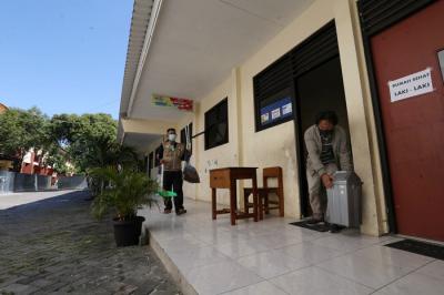 Relawan Surabaya Memanggil mempersiapkan tempat isolasi mandiri di Gedung SDN 1 Semolowaru Surabaya, Jawa Timur, Jumat (30/7/2021).