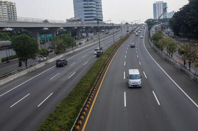 Kendaraan melintasi ruas tol dalam kota di Jalan Gatot Subroto, Jakarta Selatan, Jumat (30/7/2021).