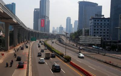 Kendaraan melintasi ruas tol dalam kota di Jalan Gatot Subroto, Jakarta Selatan, Jumat (30/7/2021).