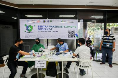 Petugas medis menyuntikan vaksin covid-19 jenis Sinovac kepada warga di Gedung Highend, MNC Center, Jakarta, Jumat (30/7/2021).