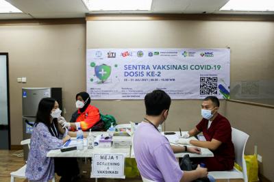 Petugas medis menyuntikan vaksin covid-19 jenis Sinovac kepada warga di Gedung Highend, MNC Center, Jakarta, Jumat (30/7/2021).
