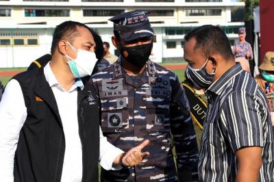 Serbuan vaksinasi hari kedua di Lapangan Thor Gelora Pancasila Surabaya, Jawa Timur, Jumat (30/7/2021).