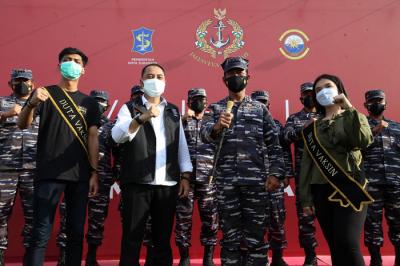 Serbuan vaksinasi hari kedua di Lapangan Thor Gelora Pancasila Surabaya, Jawa Timur, Jumat (30/7/2021).