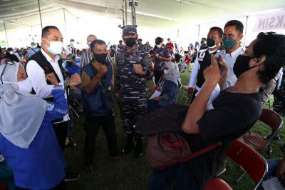 Serbuan vaksinasi hari kedua di Lapangan Thor Gelora Pancasila Surabaya, Jawa Timur, Jumat (30/7/2021).
