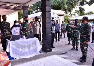 Panglima TNI Marsekal TNI Hadi Tjahjanto melakukan pengecekan Tenaga Tracer Covid-19 di Puskesmas Halim I, Jakarta Timur, Rabu (28/7/2021).