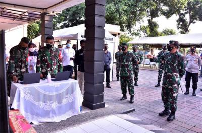 Panglima TNI Marsekal TNI Hadi Tjahjanto melakukan pengecekan Tenaga Tracer Covid-19 di Puskesmas Halim I, Jakarta Timur, Rabu (28/7/2021).
