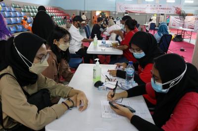 Vaksinator menyuntikkan vaksin Covid-19 tahap pertama kepada pedagang pasar inpres di GOR Kemayoran, Jakarta Pusat, Jumat (30/7/2021).