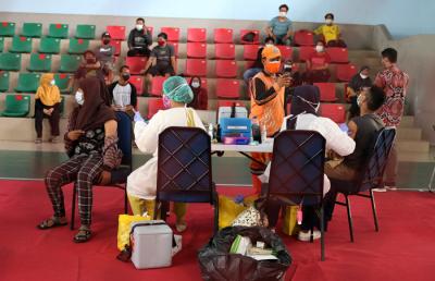 Vaksinator menyuntikkan vaksin Covid-19 tahap pertama kepada pedagang pasar inpres di GOR Kemayoran, Jakarta Pusat, Jumat (30/7/2021).