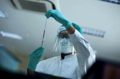 Tenaga medis Prodia saat mengambil sampel di Laboratorium Pusat Prodia, Jakarta, Kamis (29/7/2021).