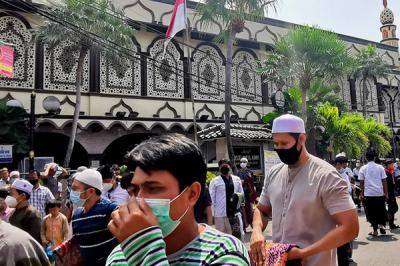 Jamaah saat menjalankan shalat jumat dengan protokol kesehatan di luar lingkungan masjid dikarenakan pembatasan kapasitas di Jakarta Barat, Jumat (30/7/2021).