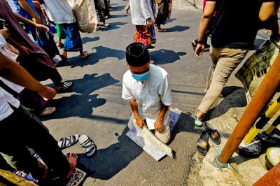 Jamaah saat menjalankan shalat jumat dengan protokol kesehatan di luar lingkungan masjid dikarenakan pembatasan kapasitas di Jakarta Barat, Jumat (30/7/2021).