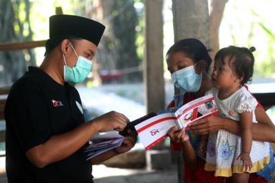 Sosialisasi mengenai pinjaman online di Dusun Sumberan, Kelurahan Balas Klumprik, Wiyung Surabaya, Jawa Timur, Jumat (30/7/2021).