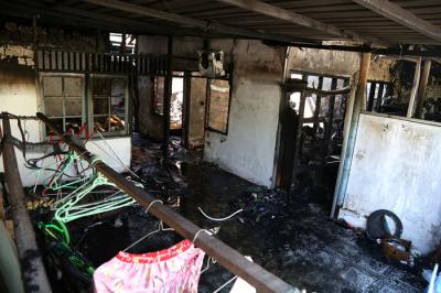 Petugas K3 ITS Surabaya memeriksa kondisi salah satu rumah usai terbakar di Jalan Teknik Komputer, Perumahan Dosen ITS Surabaya, Jawa Timur, Jumat (30/7/2021).
