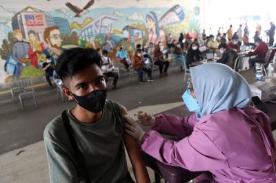 Tenaga kesehatan menyuntikkan vaksin Covid-19 kepada warga di Terowongan Kendal, Jakarta, Jumat (30/7/2021).