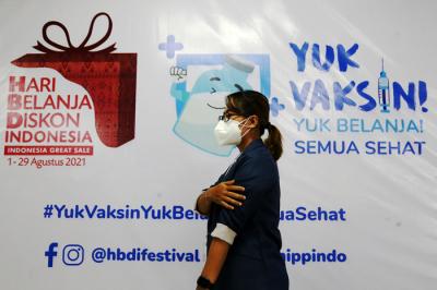 Para pelaku UMKM, pedagang dan masyarakat mengantri untuk mendapatkan vaksin Covid-19 dosis pertama di Sentra Vaksinasi Uniqlo di Surabaya, Jumat (30/7/2021).