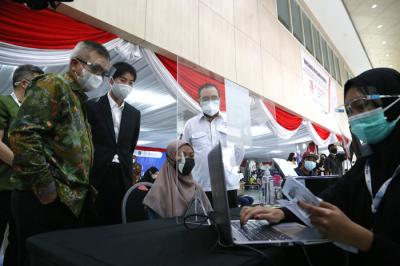 Para pelaku UMKM, pedagang dan masyarakat mengantri untuk mendapatkan vaksin Covid-19 dosis pertama di Sentra Vaksinasi Uniqlo di Surabaya, Jumat (30/7/2021).