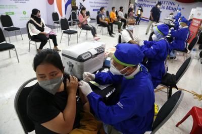 Para pelaku UMKM, pedagang dan masyarakat mengantri untuk mendapatkan vaksin Covid-19 dosis pertama di Sentra Vaksinasi Uniqlo di Surabaya, Jumat (30/7/2021).