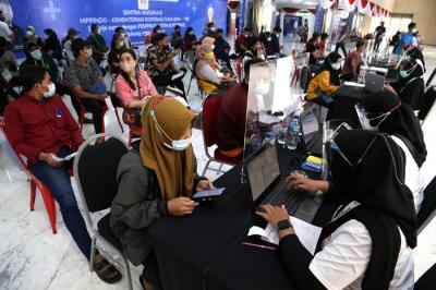Para pelaku UMKM, pedagang dan masyarakat mengantri untuk mendapatkan vaksin Covid-19 dosis pertama di Sentra Vaksinasi Uniqlo di Surabaya, Jumat (30/7/2021).