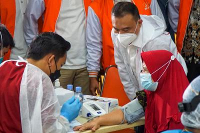 Wakil Ketua DPR Sufmi Dasco Ahmad saat meninjau vaksinasi Covid-19 di Pasar Tanah Abang, Jakarta Pusat, Jumat (30/7/2021).