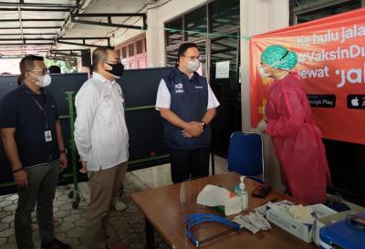 Bank DKI mendukung program Mobil Vaksin Keliling dengan menyediakan 2 unit mobil vaksin keliling, tenaga Kesehatan berikut dengan sejumlah peralatan kesehatan.