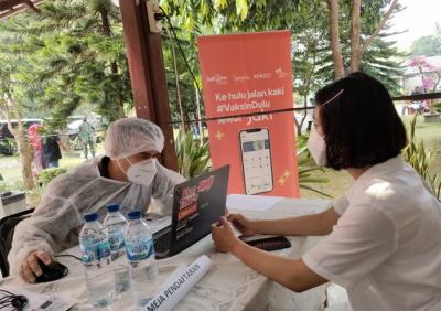 Bank DKI mendukung program Mobil Vaksin Keliling dengan menyediakan 2 unit mobil vaksin keliling, tenaga Kesehatan berikut dengan sejumlah peralatan kesehatan.