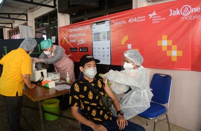 Bank DKI mendukung program Mobil Vaksin Keliling dengan menyediakan 2 unit mobil vaksin keliling, tenaga Kesehatan berikut dengan sejumlah peralatan kesehatan.