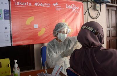 Bank DKI mendukung program Mobil Vaksin Keliling dengan menyediakan 2 unit mobil vaksin keliling, tenaga Kesehatan berikut dengan sejumlah peralatan kesehatan.