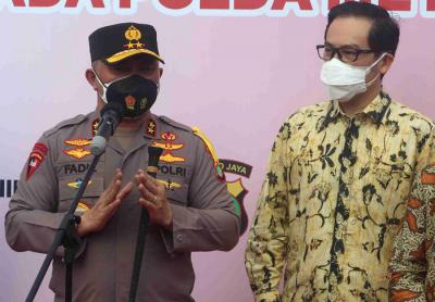 Chief Network Officer Siloam Hospitals Group Hendy Widjaja menyerahkan donasi kepada Kapolda Metro Jaya Irjen Fadil Imran di Jakarta, Jumat (30/7/2021).