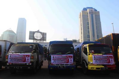 Chief Network Officer Siloam Hospitals Group Hendy Widjaja menyerahkan donasi kepada Kapolda Metro Jaya Irjen Fadil Imran di Jakarta, Jumat (30/7/2021).
