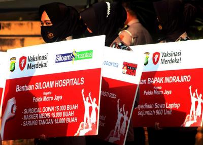 Chief Network Officer Siloam Hospitals Group Hendy Widjaja menyerahkan donasi kepada Kapolda Metro Jaya Irjen Fadil Imran di Jakarta, Jumat (30/7/2021).