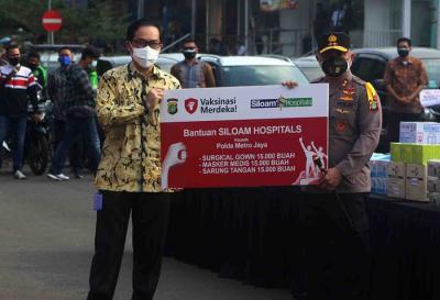 Chief Network Officer Siloam Hospitals Group Hendy Widjaja menyerahkan donasi kepada Kapolda Metro Jaya Irjen Fadil Imran di Jakarta, Jumat (30/7/2021).