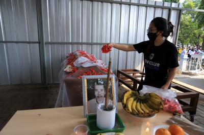 Petugas krematorium bersama keluarga duka mengangkat peti jenazah Covid-19 untuk dikremasi di TPU Tegal Alur, Jakarta, Sabtu (31/7/2021).